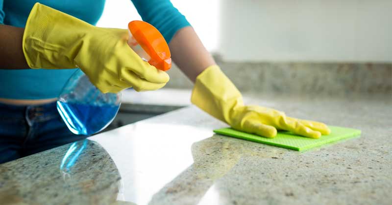 nettoyer un plan de travail en marbre dans une cuisine